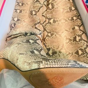 Slip on Vince Camuto Boots below knee in perfect condition